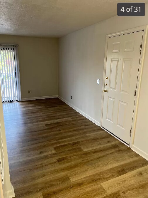 Foto del edificio - 1322 Old Manor Rd