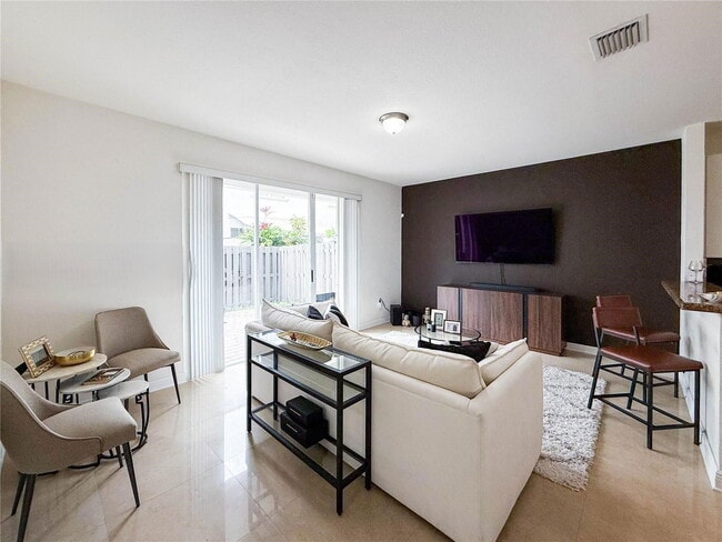 Foto del edificio - 8160 NW 116th Ave