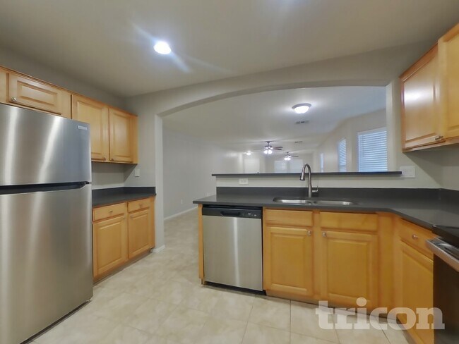 Foto del edificio - 15456 W Desert Mirage Dr