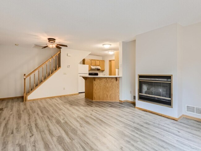 Building Photo - Great Townhome