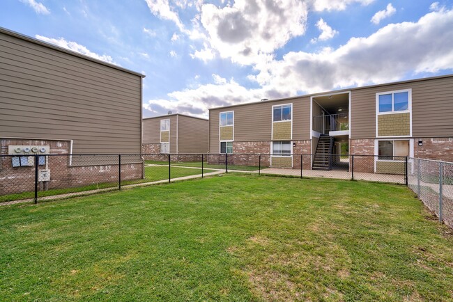 Building Photo - Garden Square Apartments