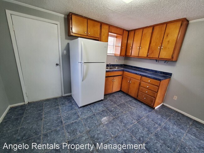 Building Photo - 3 br, 1 bath House - 220 E 9th St