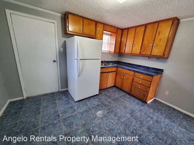 Foto del edificio - 3 br, 1 bath House - 220 E 9th St