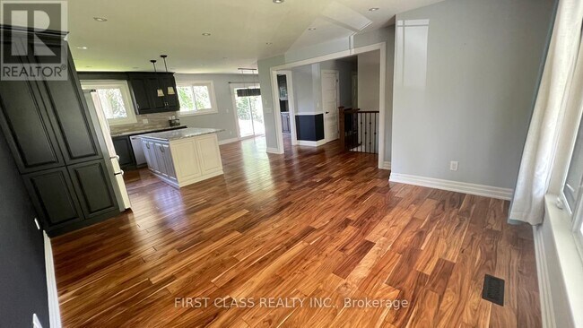 Building Photo - 3082 Lindenlea Dr