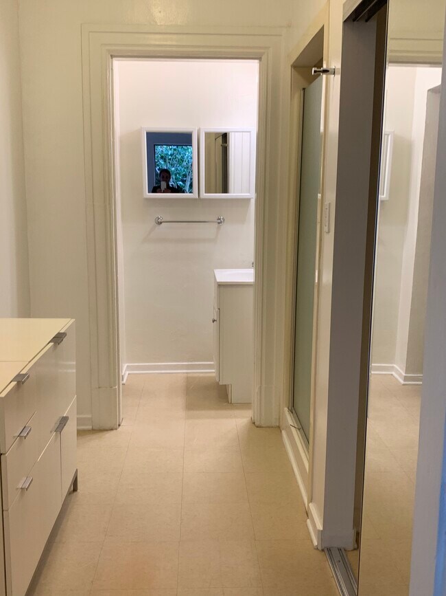 Bathroom area - 41 Malvina Pl