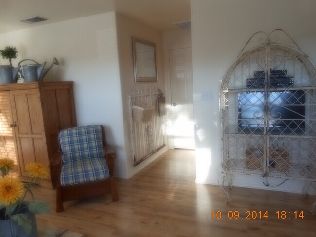 Armario de entrada - 2121 Pine St