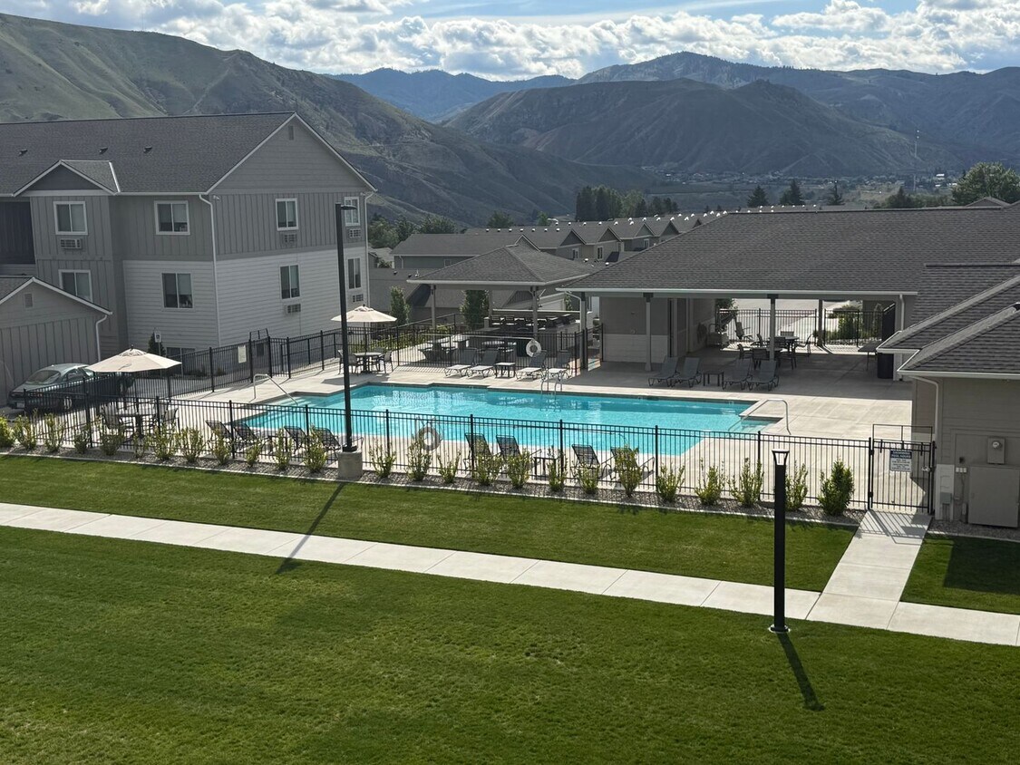 Foto principal - Large 2 Bedroom/2 Bath Apartment- Pet Frie...