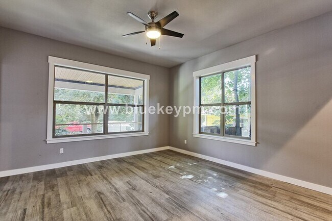 Foto del edificio - 2 Bed, 2 Bath Unit in Laurelhurst in Beautiful Tri Plex