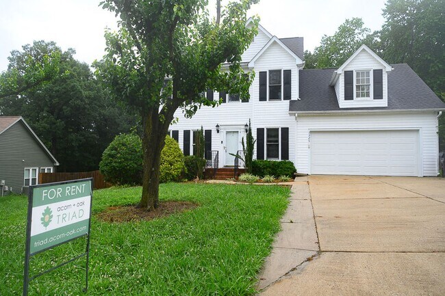 Foto del edificio - Wonderful and Spacious 3 bedroom home 2.5 bath in High Point with 2 car garage and large fenced-i...