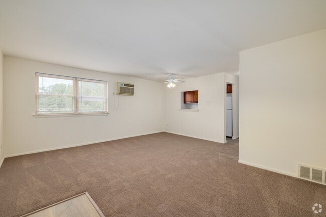 1BR, 1BA - 700SF - Living Room - Cedar Glen Apartments