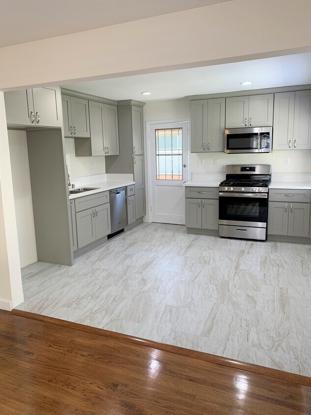 dishwasher, oven & microwave included - 3715 Selby Ave