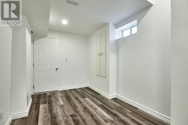 Building Photo - 10 St Ives Cres