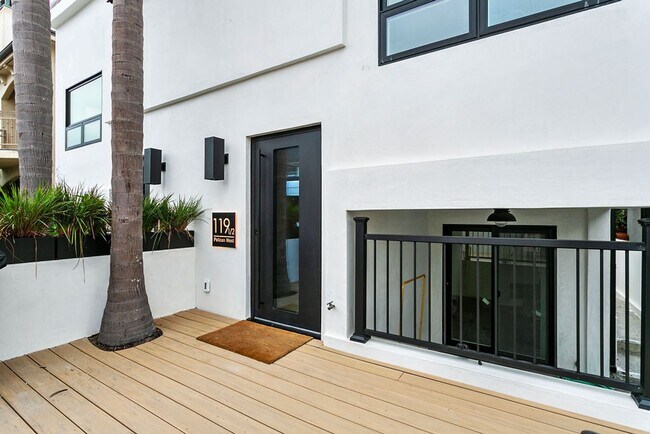 Building Photo - Meticulously Designed and Upgraded Three S...