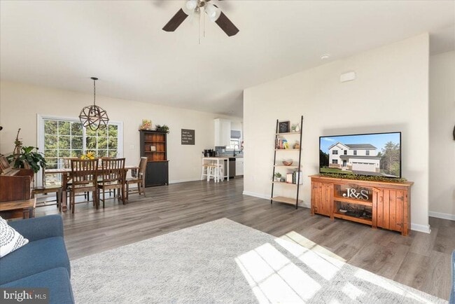 Building Photo - 321 Whispering Echos Dr