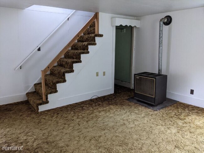 Building Photo - 2 br, 1 bath House - 335 E 2nd St B Unit B