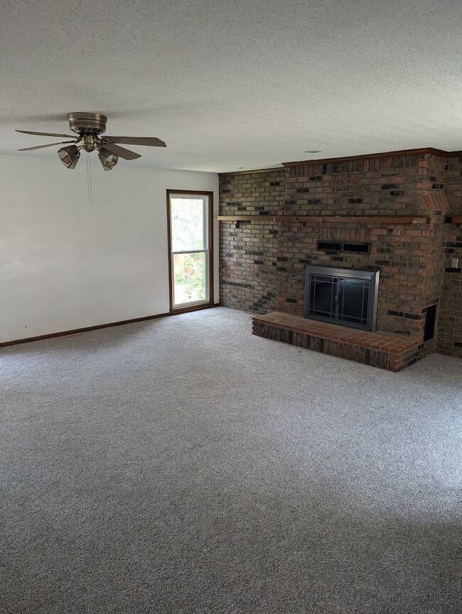 Building Photo - 430 N Persimmon Dr