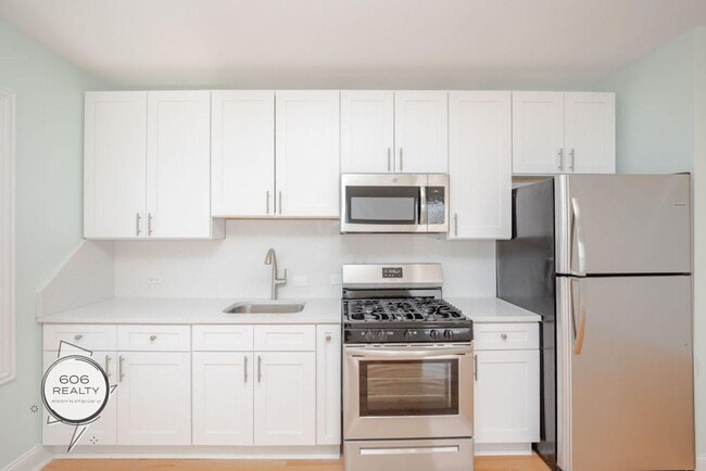 Building Photo - 4454 W Diversey Ave