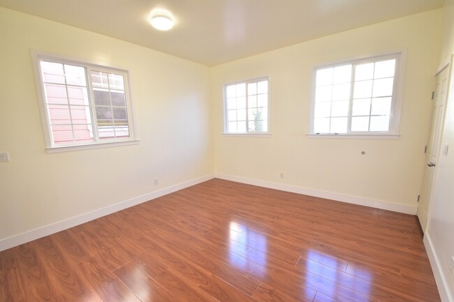 Building Photo - 1281 S Van Ness Ave