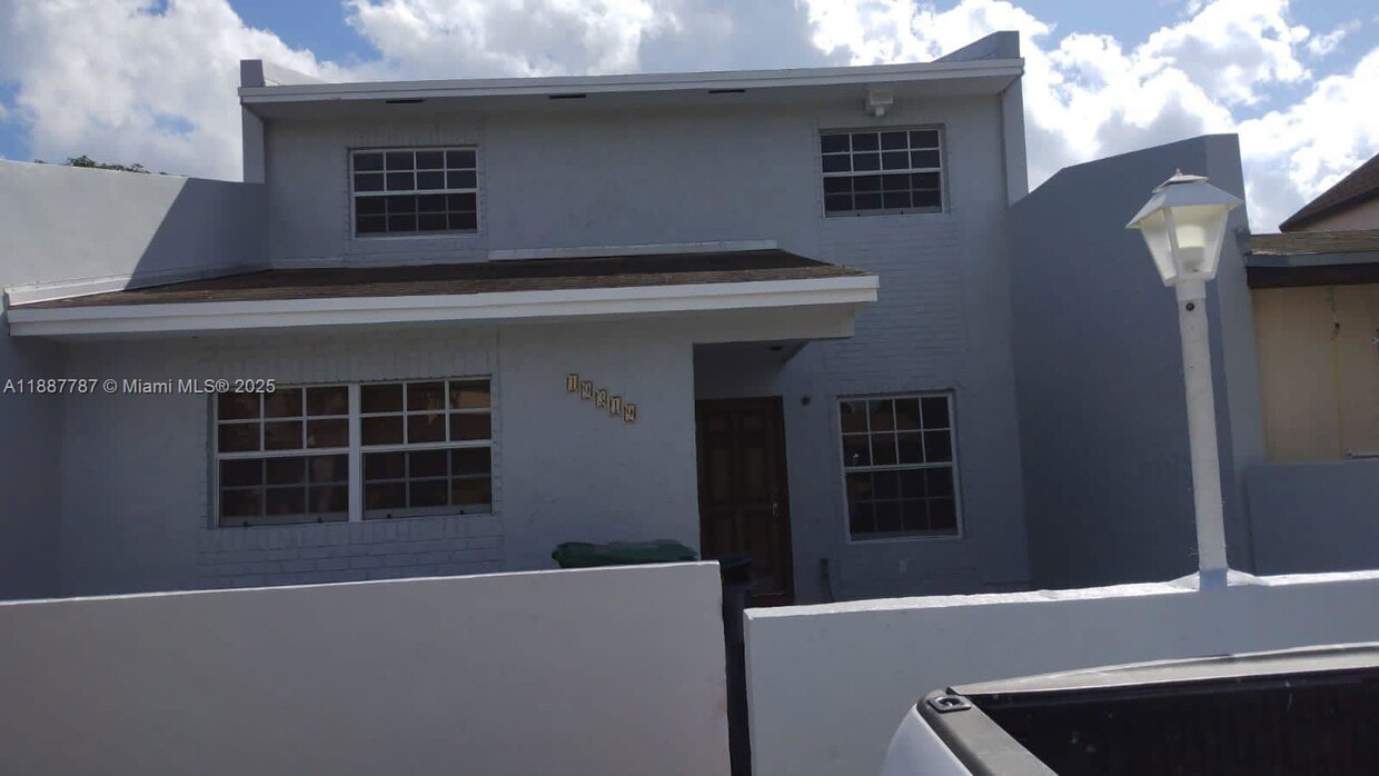 Foto del edificio - 19319 NW 54th Ct