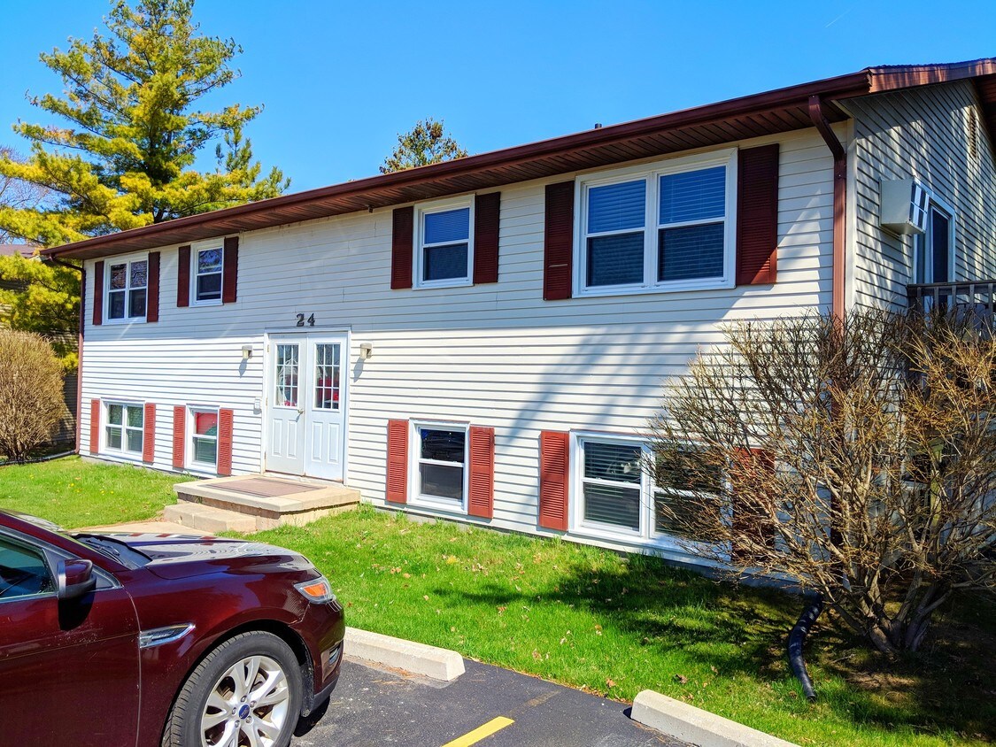 24 Pine Ridge Ct Unit 2, Watertown, WI 53094 Room for Rent in