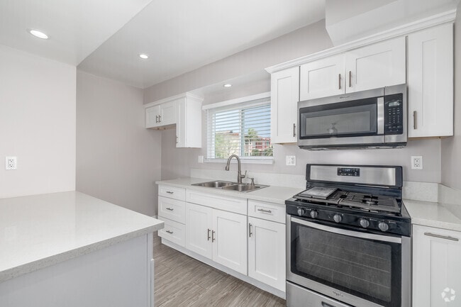 2 habitaciones, 2 baños - 850 pies cuadrados - Cocina - 11819 Eucalyptus Ave.