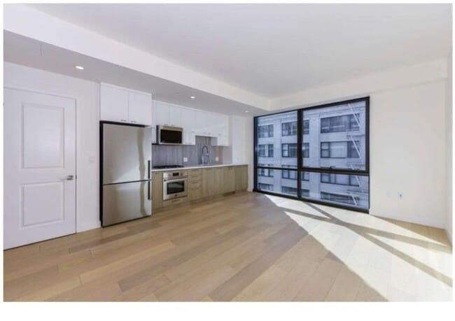 Building Photo - 400 S Broadway