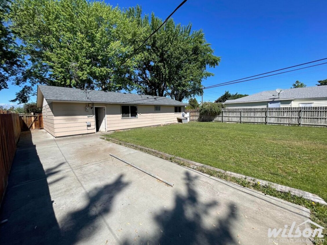 Building Photo - 3bd/1.5ba House Full Lawncare Included wit...