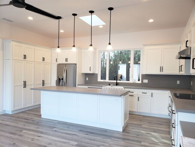 Foto del edificio - Gorgeous, 2BD/2BA House in Leucadia: Minutes to Beach, Town, YMCA!