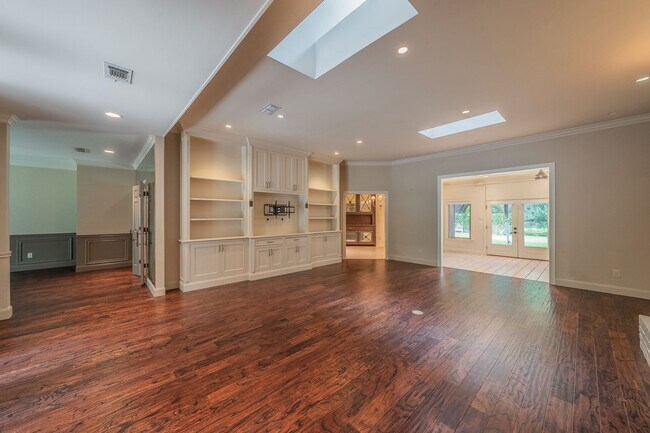 Building Photo - Stunning 4-bedroom, 3-bathroom
