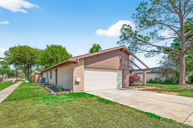 Foto del edificio - 15903 Hickory Knoll Dr