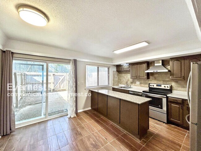 Foto del edificio - 6563 Poplar Woods Cir S