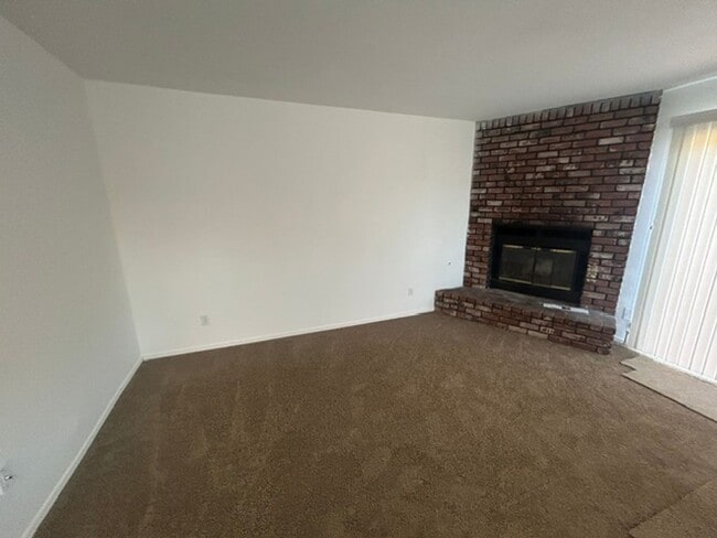 Building Photo - 2 Bedroom 1.5 Bathroom Condo In SE Visalia!!