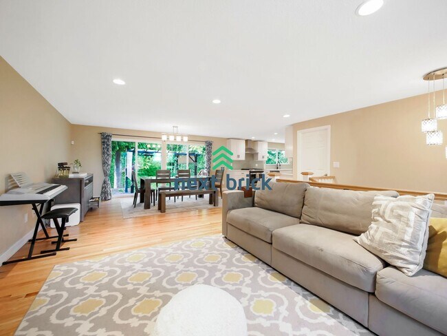 Building Photo - 3 bed + den and 3 Baths Private Single-fam...