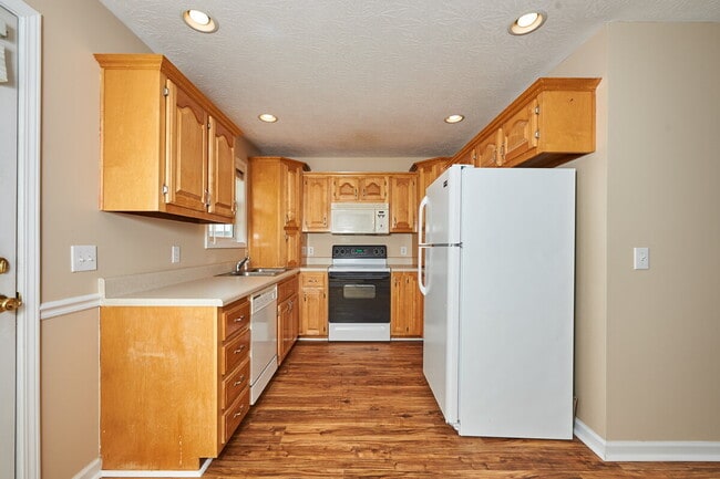 Foto del edificio - Coming Soon: 2BR, 1 1/2 BA condo, upstairs unit. (Please do not apply without speaking with us fi...