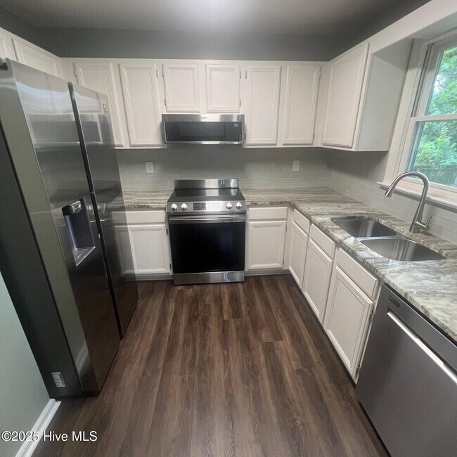 Foto del edificio - 1303 Cedar Ln