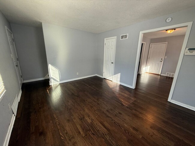 Building Photo - Beautiful 2 Bedroom 1 Bathroom in Kansas City!
