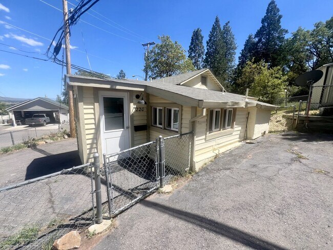 Building Photo - Two bedroom, One bath home
