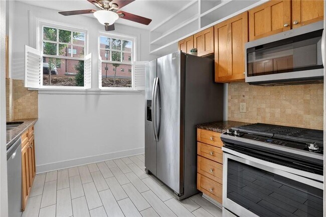 Foto del edificio - 677 Somerset Terrace NE