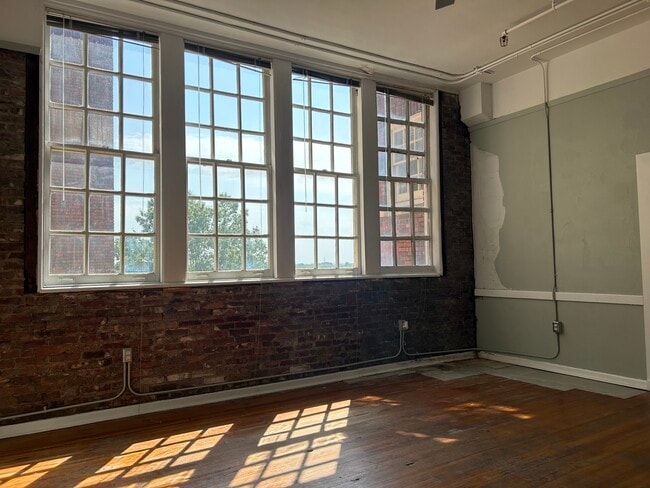 Livingroom - 125 Oak Street apartments