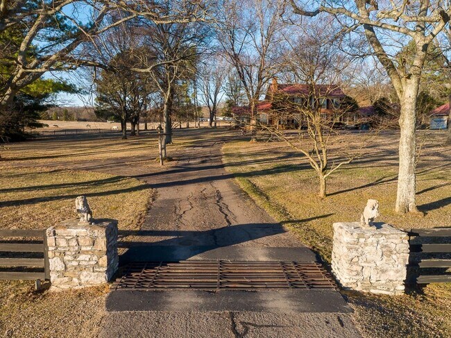 Building Photo - Spacious 4-Bedroom, 3.5-Bath Home Near Fra...