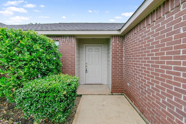 Building Photo - 16225 Summerset Estates Blvd