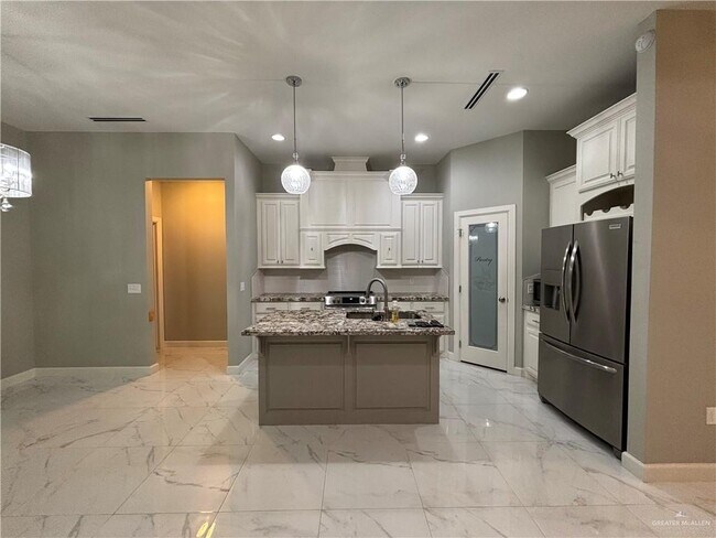 Building Photo - 2601 Tulipan Ave