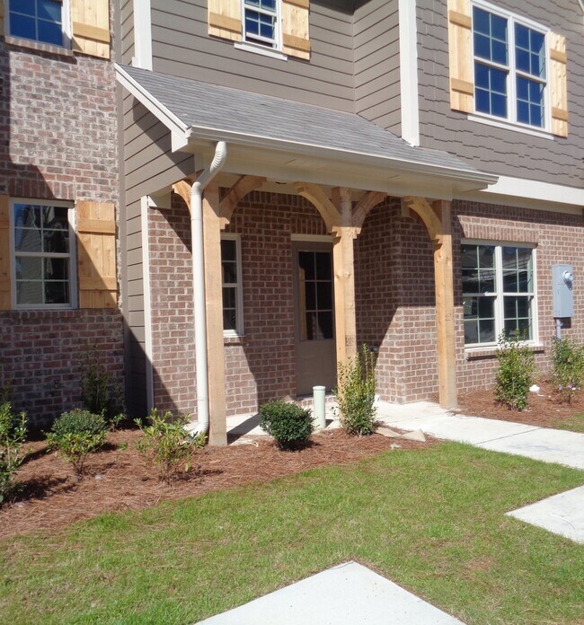 Building Photo - Townhome in Birmingham... Available to Vie...