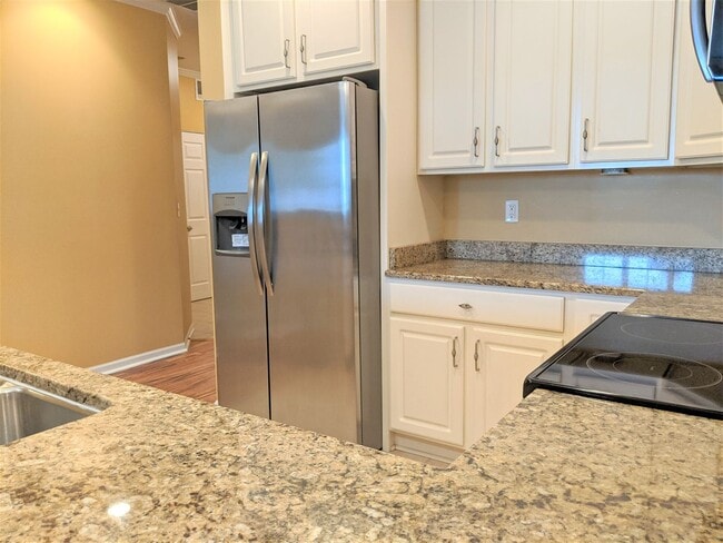 Building Photo - 3872 S Lake Dr