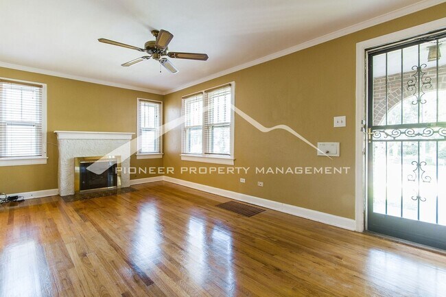 Foto del edificio - Classic Brick Bungalow with Central AC and...