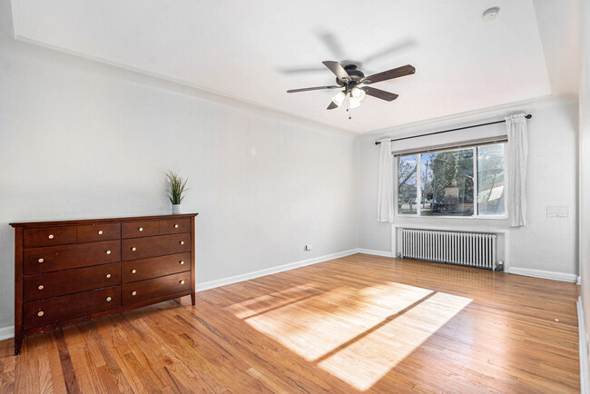 Living Room - lots of natural light! - 1371 Ivy St