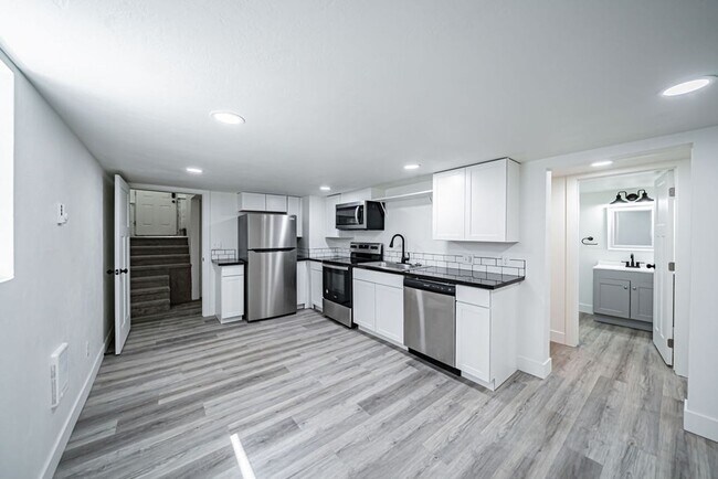 Foto del edificio - Lower unit renovated property near ISU.