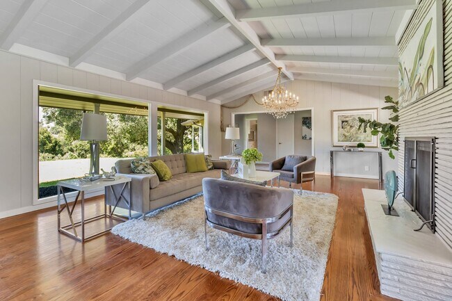 Foto del edificio - Welcome to Refined Country Living in Los G...