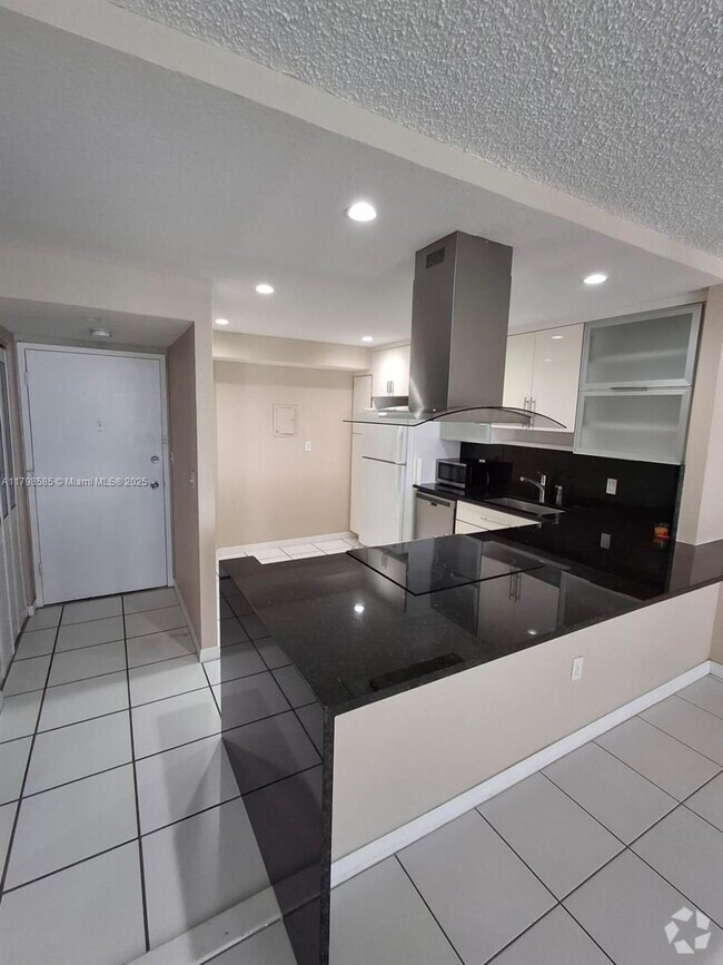 Building Photo - 1351 NE Miami Gardens Dr