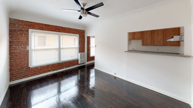 Sala de estar - St. Andrews Manor Apartments...Charming Apartments...1920's Classic Brick..Newly Remodeled Building!